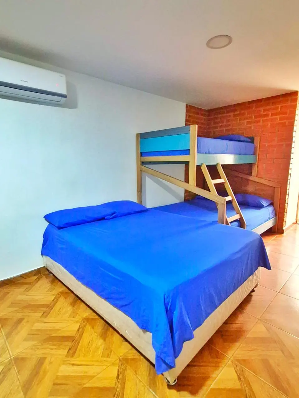Aloha 102, Santa Marta — habitación con camas
