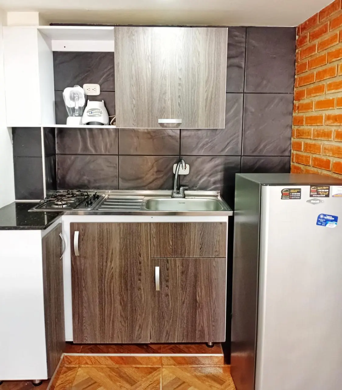 Cocina equipada en apartamento vacacional El Rodadero